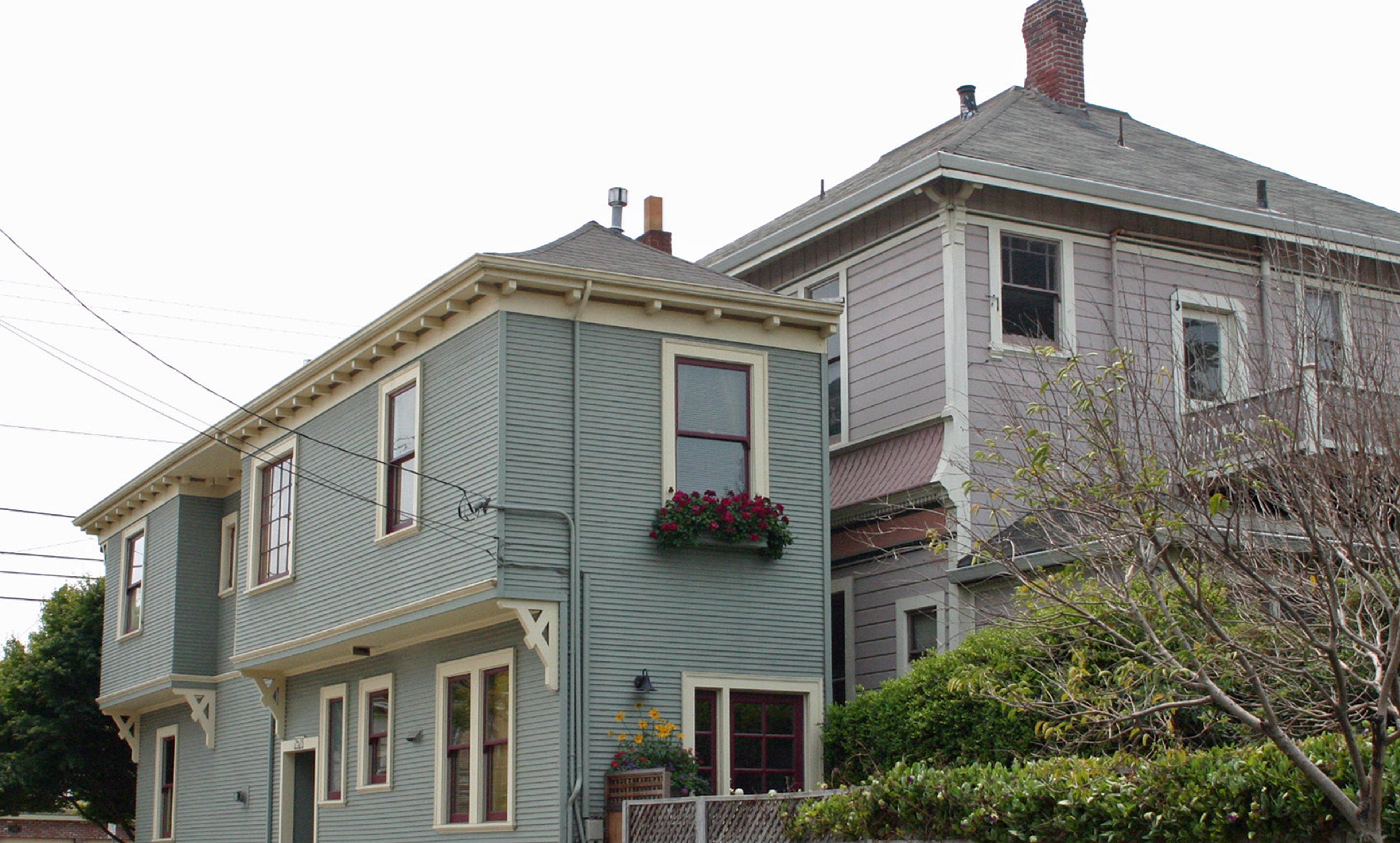 <p>The Alameda Spite House, California (1908). Disgruntled carpenter Charles Froling constructed the house on the thin strip of land that remained after the city, helped by his neighbour, requisitioned the plot for road building. <em>Photo by Elf/Wikimedia</em></p>