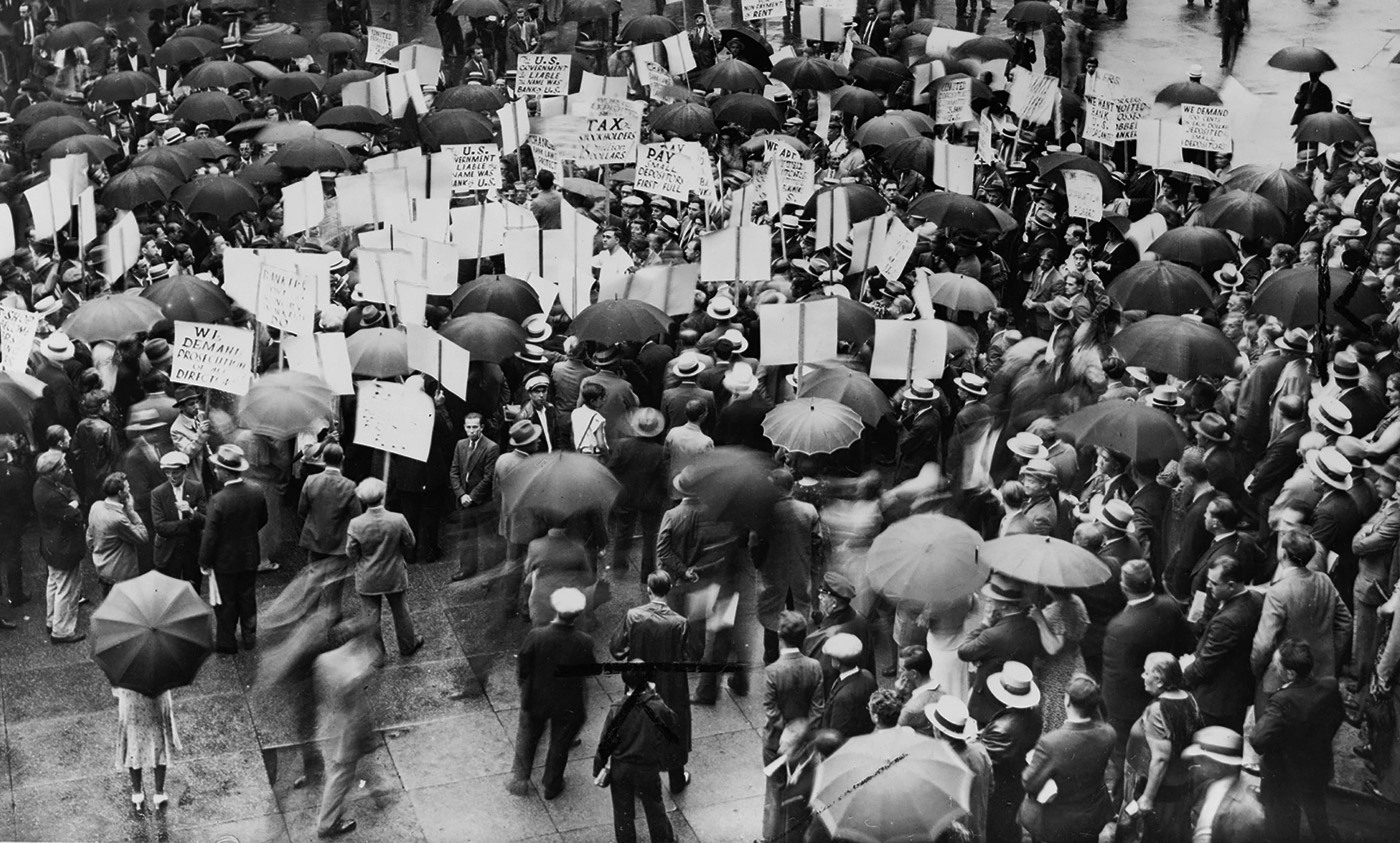 <p>Crowds outside the Bank of United States when it failed in 1931. <em>Library of Congress</em></p>