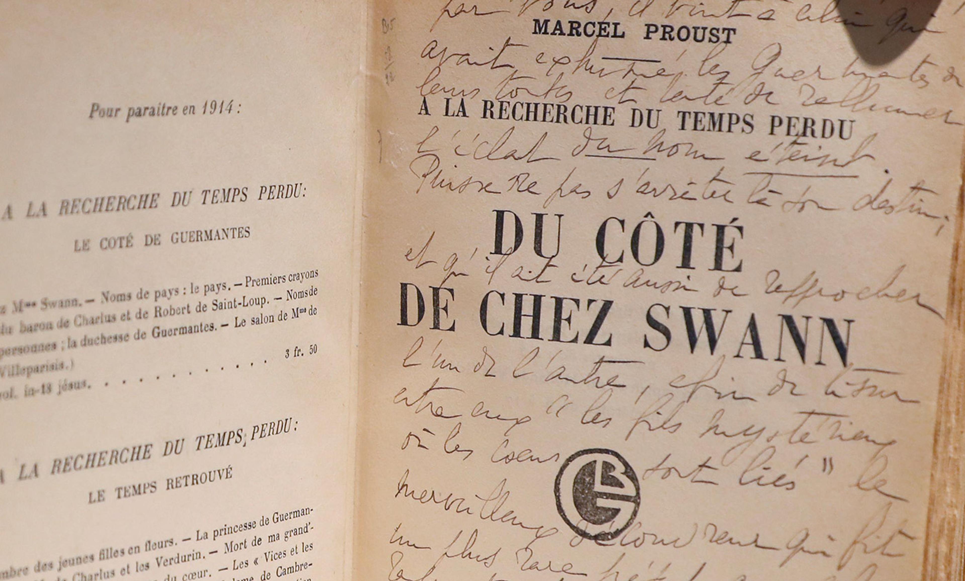 Close-up of an open book with the title “Du côté de chez Swann” by Marcel Proust, featuring handwritten notes in French.