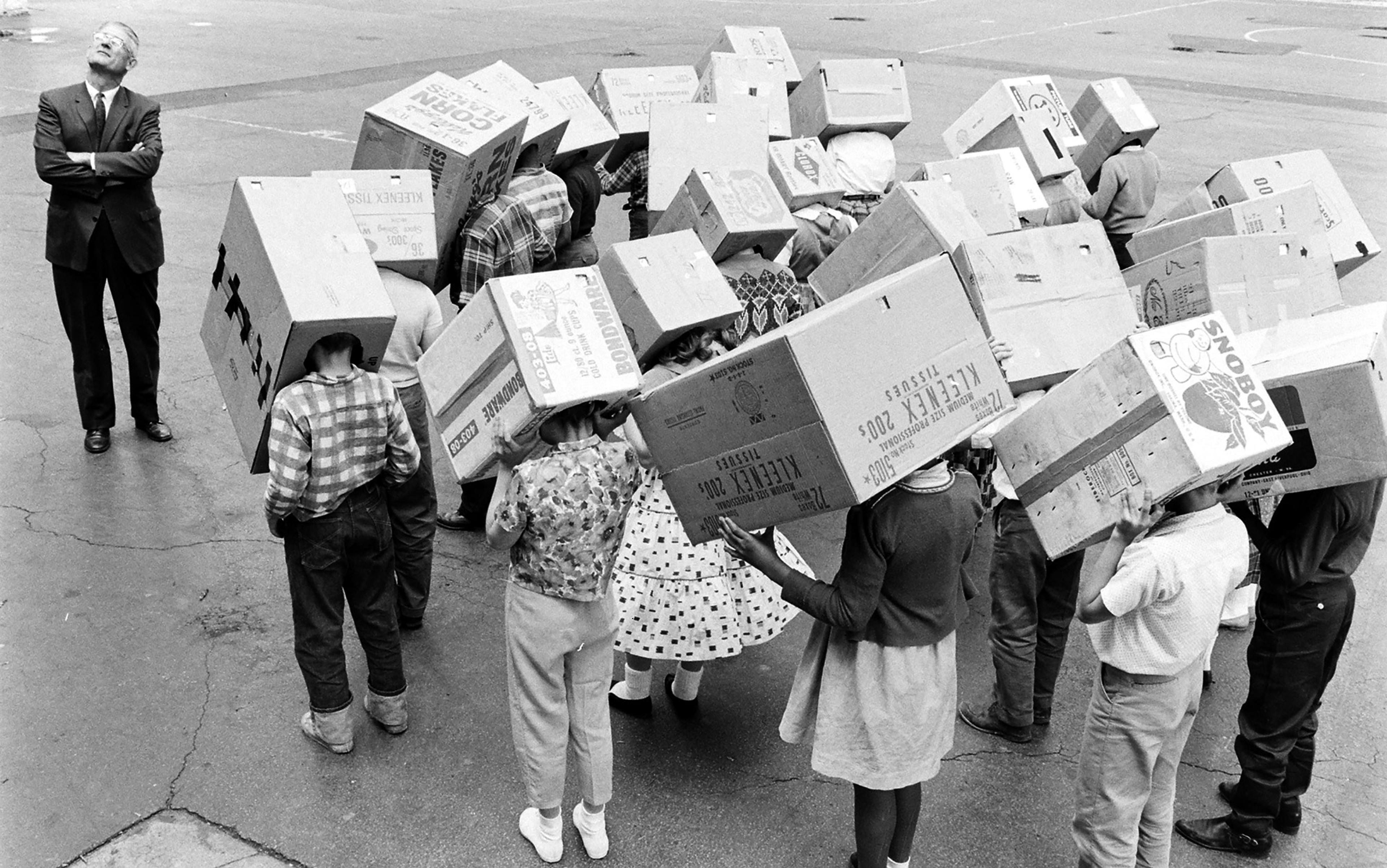 <p>Where to look? Preparing to view an eclipse in Maywood, Illinois, 1963. <em>Photo by Getty</em></p>
