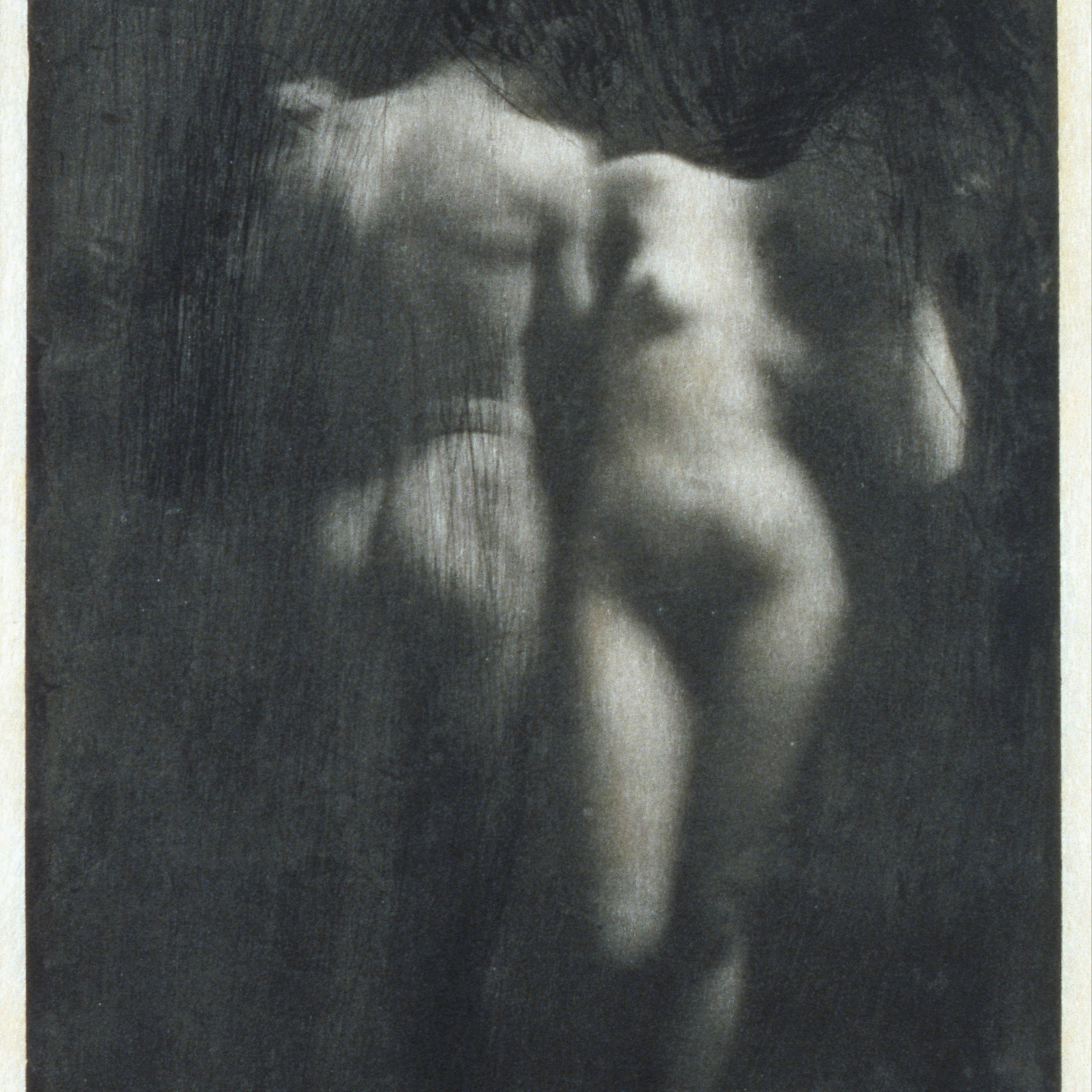 두 명의 누드가 얽힌 흐릿한 흑백 사진으로, 환상적인 스타일입니다.<BR>