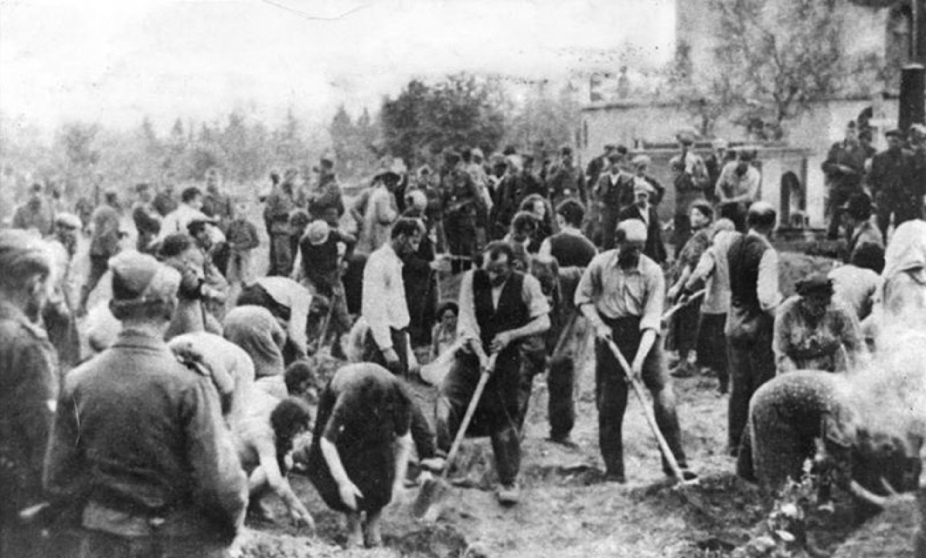 <p>Jewish people forced to dig their own graves in Ukraine, 1941. <em>Photo courtesy the German State Archives/Bundesarchiv</em></p>