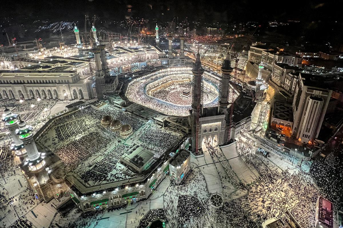 Aerial photo of Mecca’s Great Mosque at night, filled with pilgrims.
