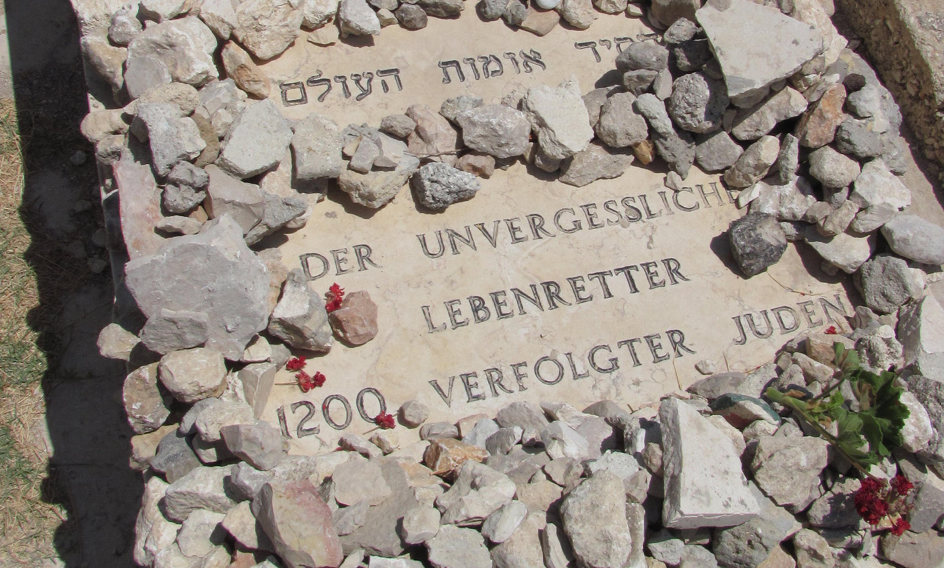<p>The grave of Oskar Schindler. The German phrase reads ‘The Unforgettable Lifesaver of 1200 Persecuted Jews’. <em>Photo Wikipedia</em></p>