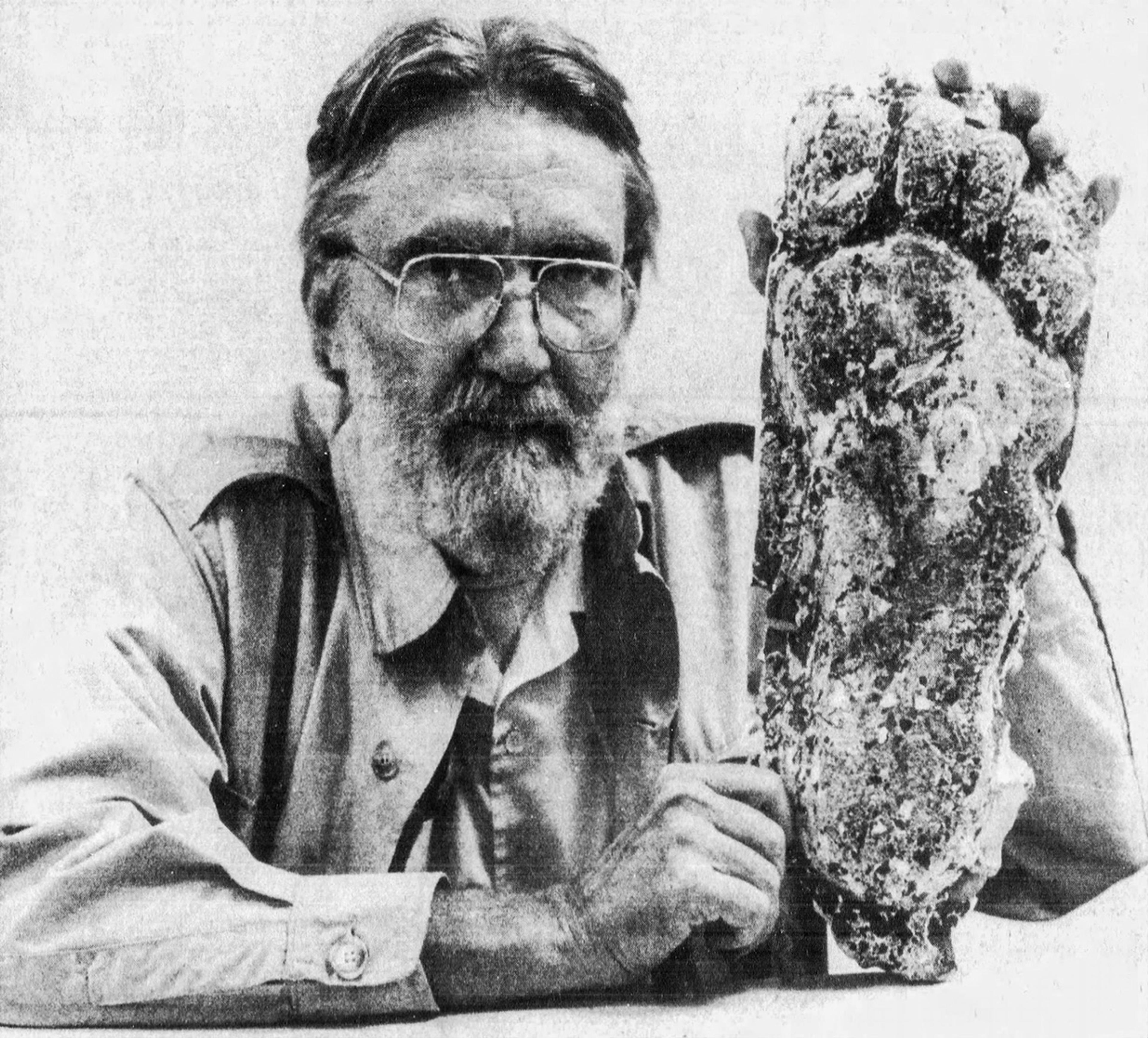 人类学家格罗弗·克兰茨手持疑似大脚怪的脚印石膏模型，1982年。图片来源：维基百科
