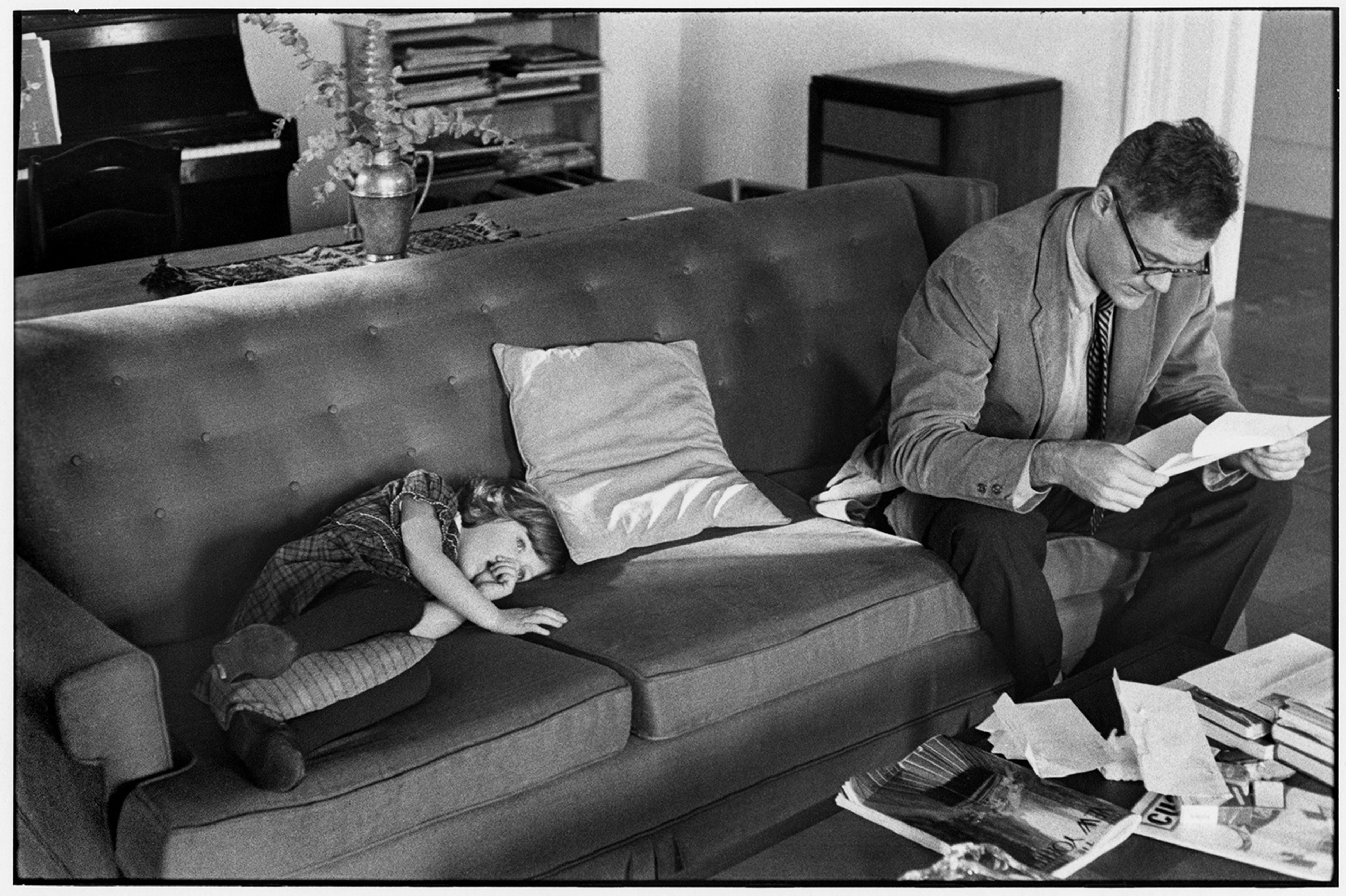 1960 年纽约,洛厄尔与女儿 Harriet 同处客厅;摄影为 Henri Cartier-Bresson,图片来自 Magnum Photos。
